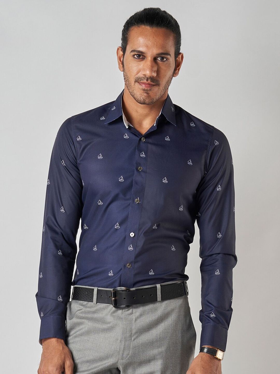 

Bubber Blu Relaxed Fit Conversational Printed Chambray Weaved Opaque Formal Shirt, Navy blue