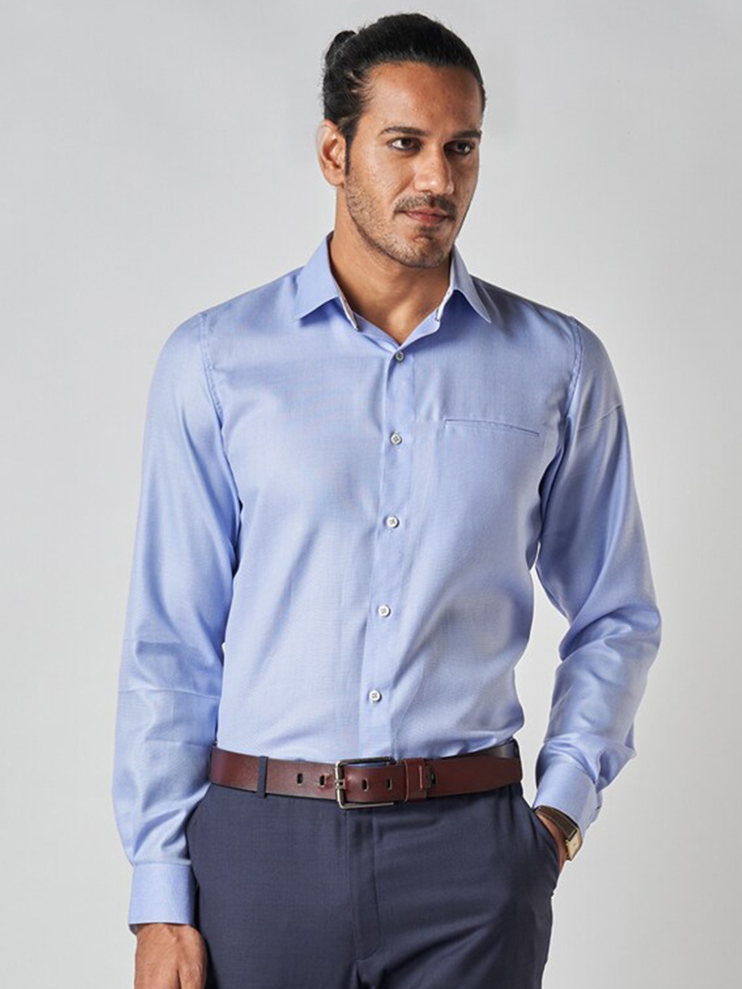 

Bubber Blu Relaxed Fit Chambray Weaved Opaque Formal Shirt, Blue