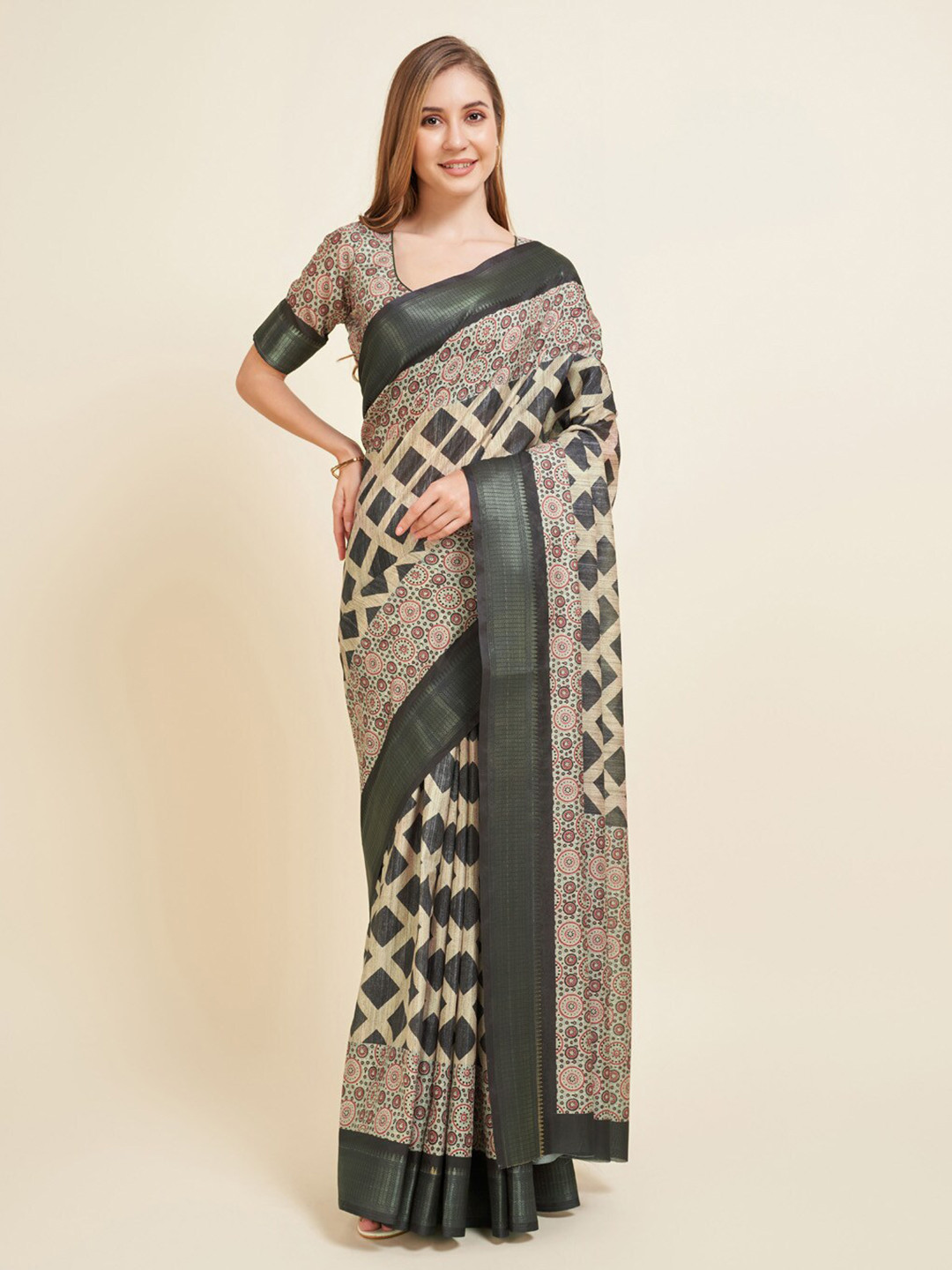 

VILLAGIUS Floral Printed Zari Block Print Saree, Black