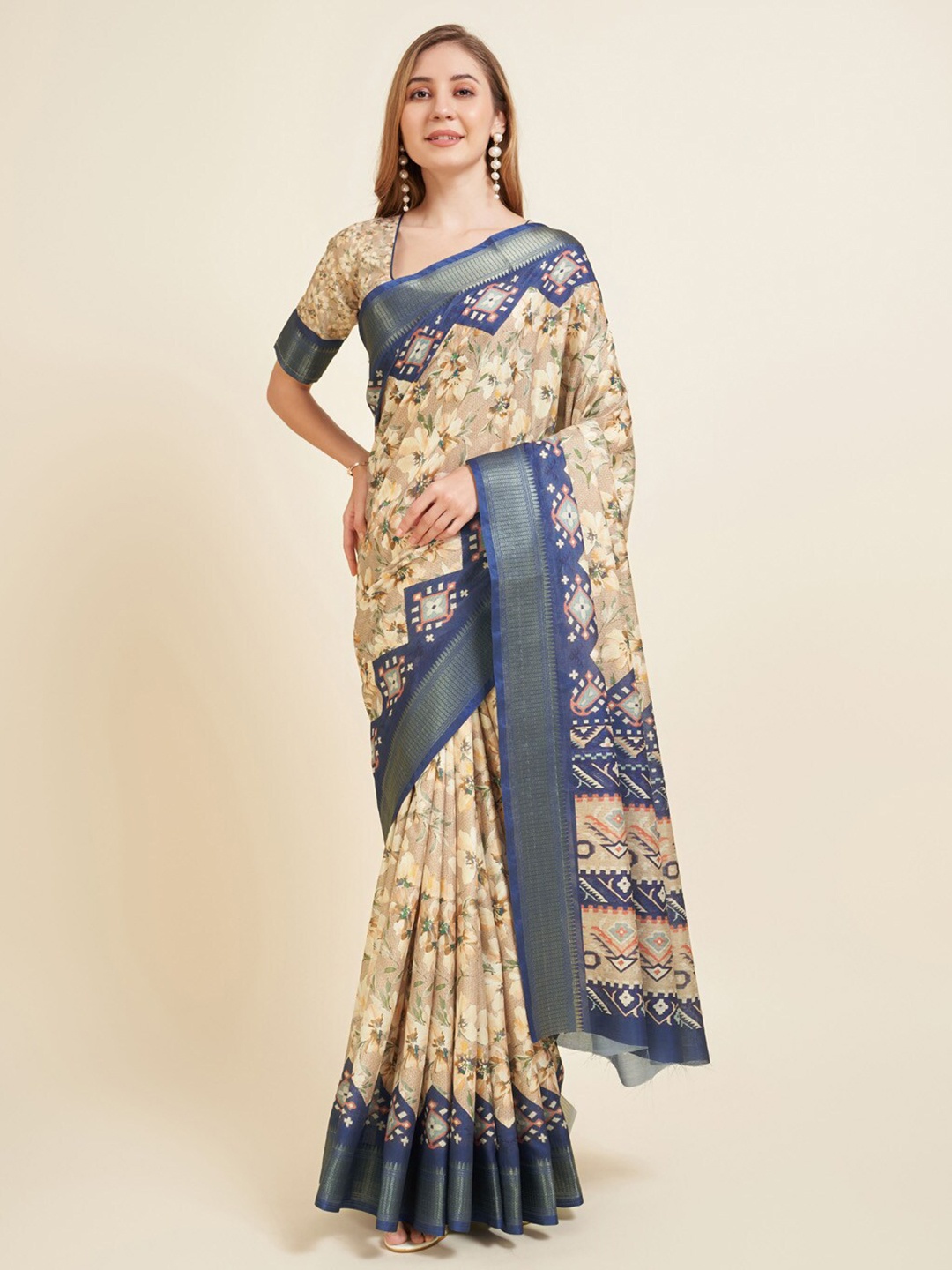 

VILLAGIUS Woven Design Floral Printed Zari Saree, Beige