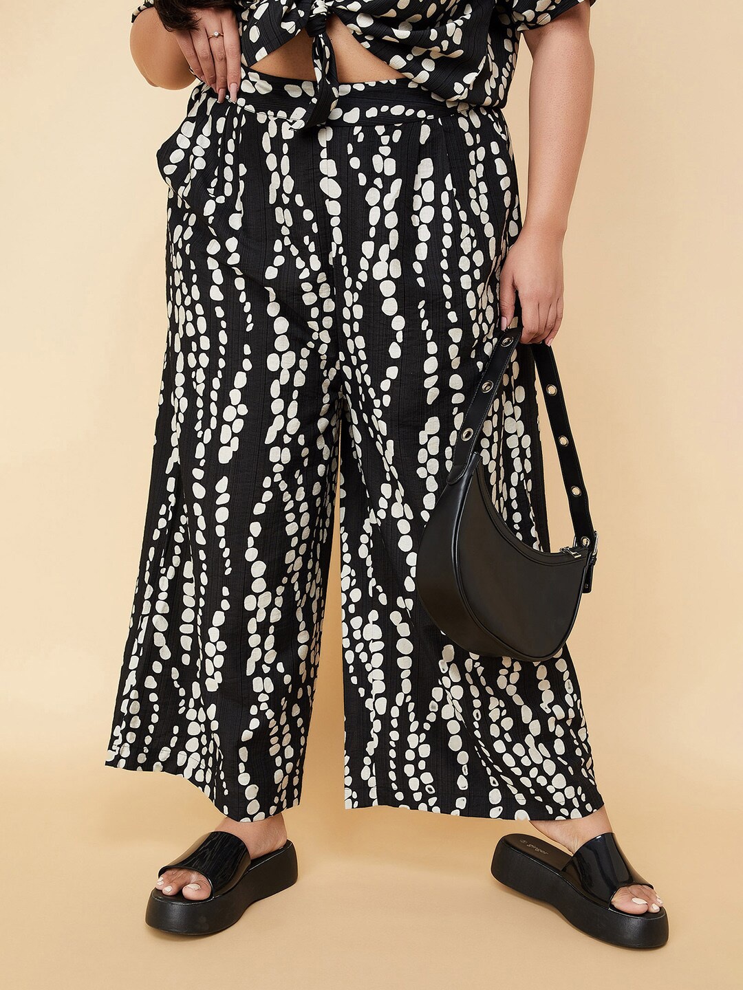 

max Women Plus Size Abstract Printed Mid-Rise Trousers, Black