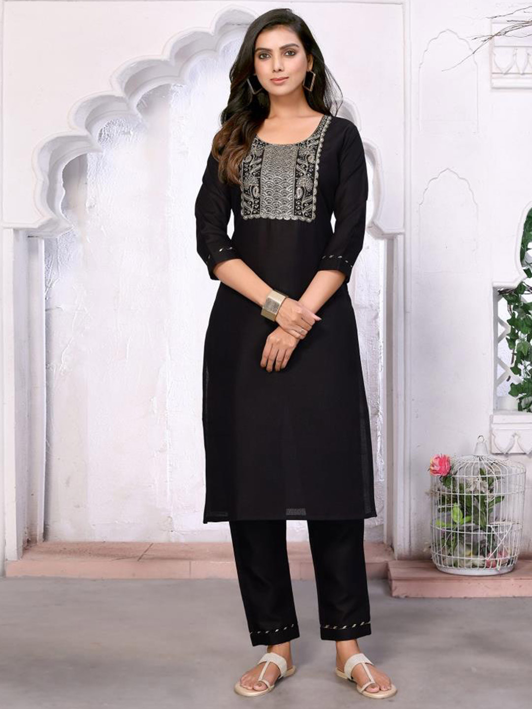 

Twika Ethnic Motifs Yoke Design Thread Work Detail Straight Kurta with Trousers, Black
