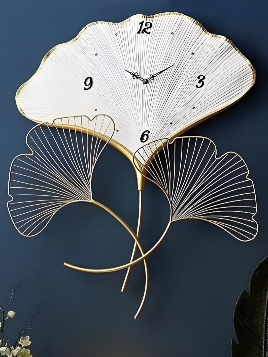 

CK HOMEZ White & Gold-Toned Floral Analogue Contemporary Metal Wall Clock