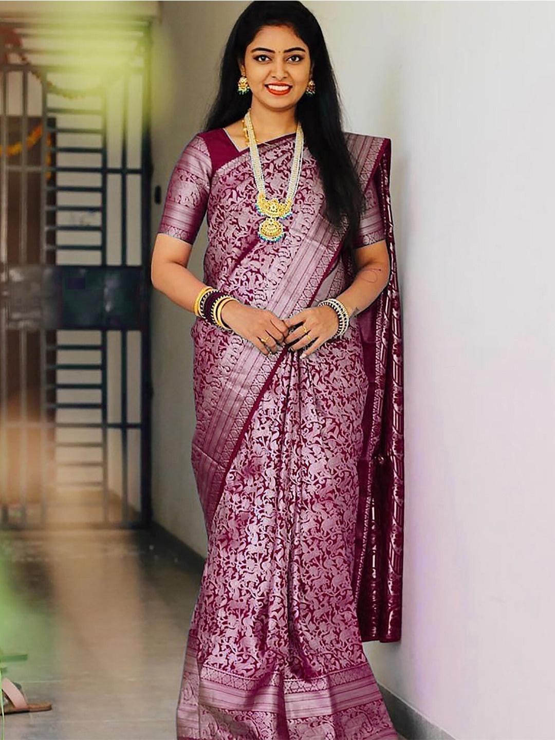 

BerMondsey Ethnic Motifs Woven Design Zari Banarasi Saree, Maroon