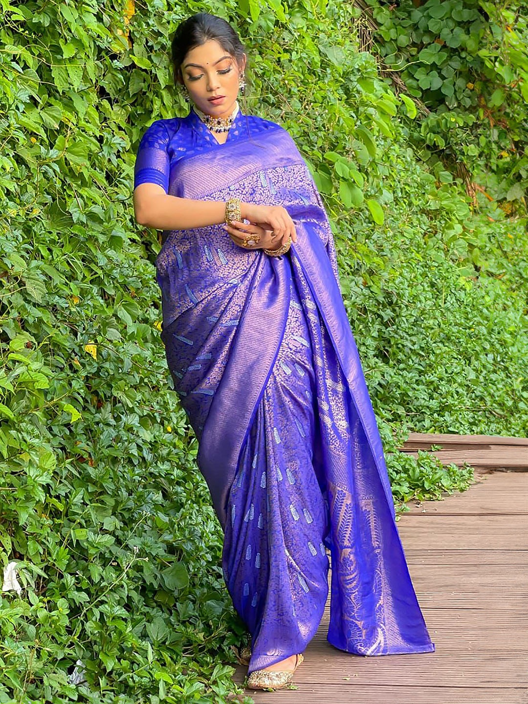 

BerMondsey Ethnic Motifs Woven Design Zari Banarasi Saree, Blue