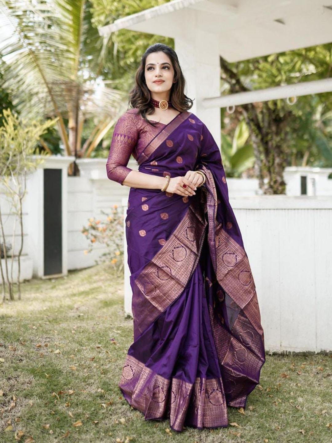 

BerMondsey Ethnic Motifs Woven Design Zari Banarasi Saree, Purple