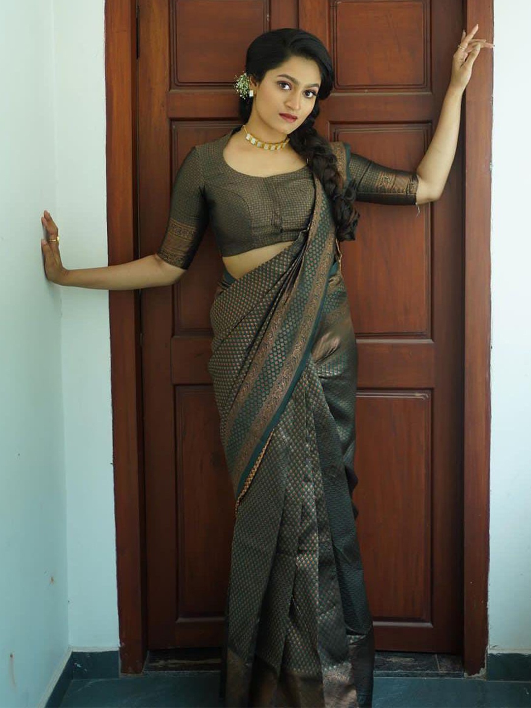 

BerMondsey Ethnic Motifs Woven Design Zari Banarasi Saree, Green