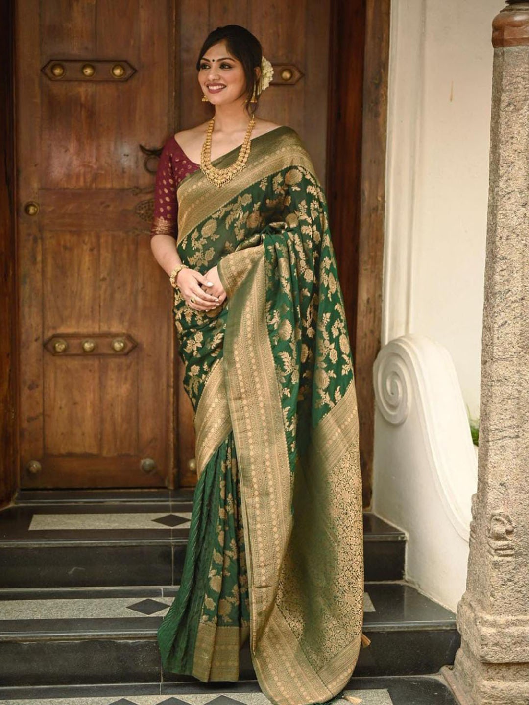 

BerMondsey Ethnic Motifs Woven Design Zari Banarasi Saree, Green