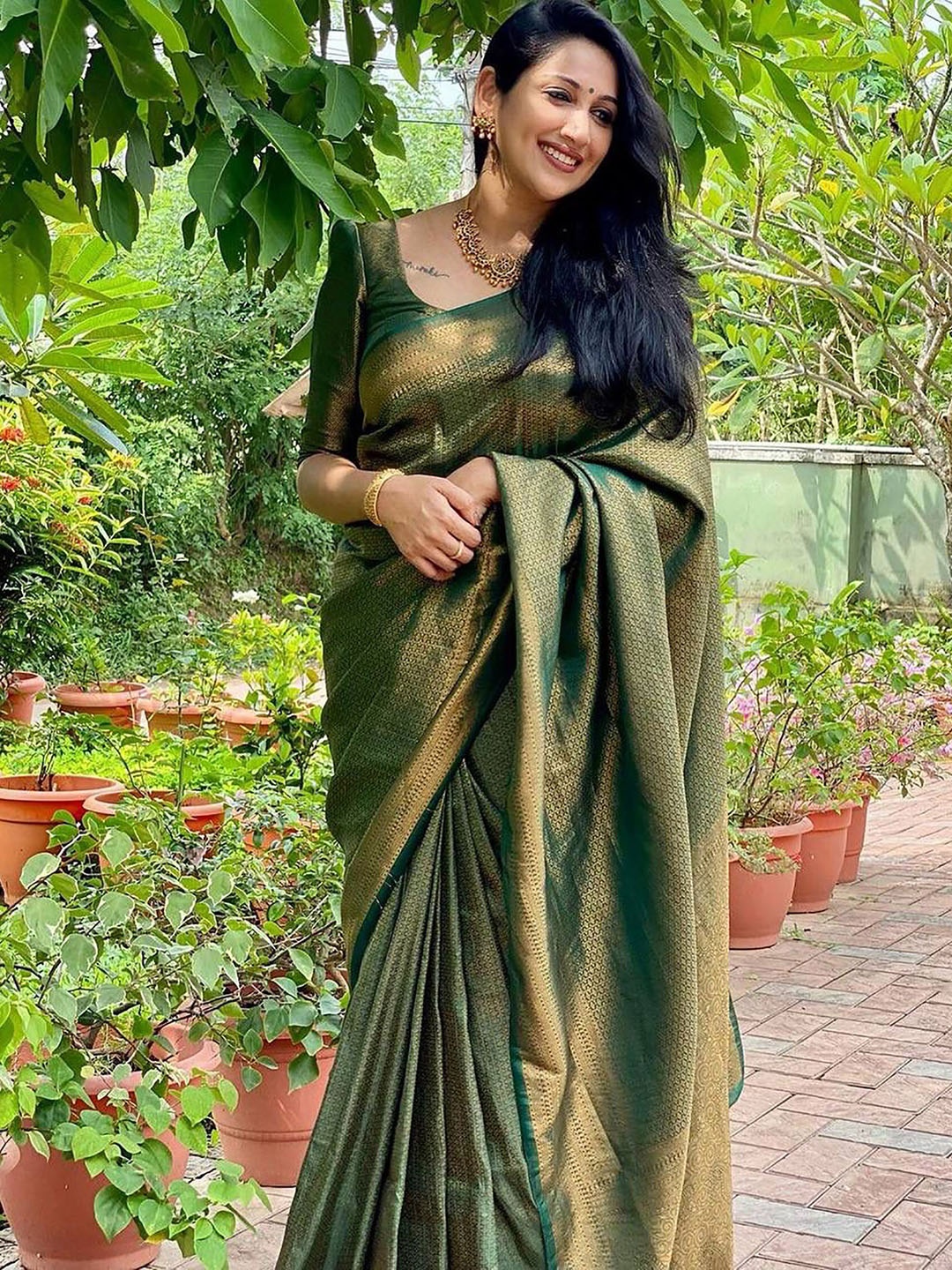 

BerMondsey Ethnic Motifs Woven Design Zari Banarasi Saree, Green