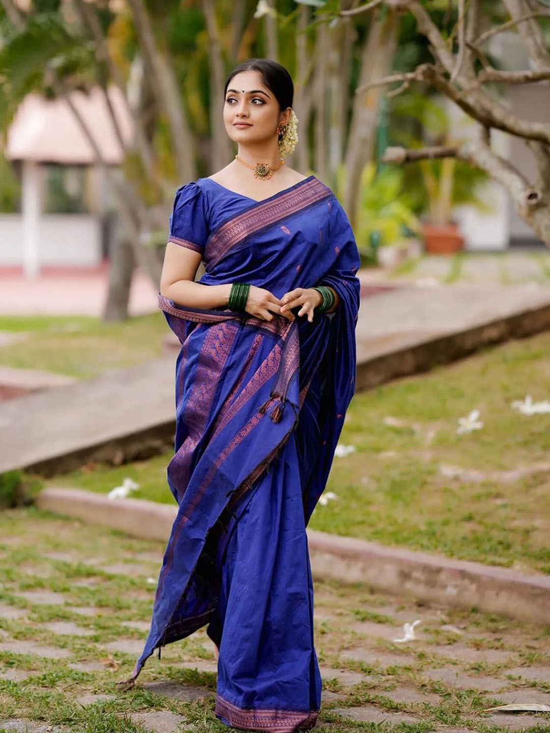 

BerMondsey Ethnic Motifs Woven Design Zari Banarasi Saree, Blue