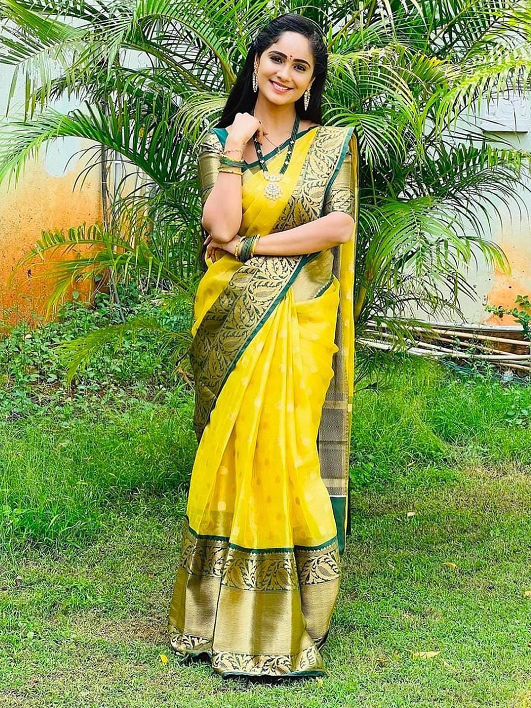 

BerMondsey Woven Design Zari Banarasi Saree, Yellow