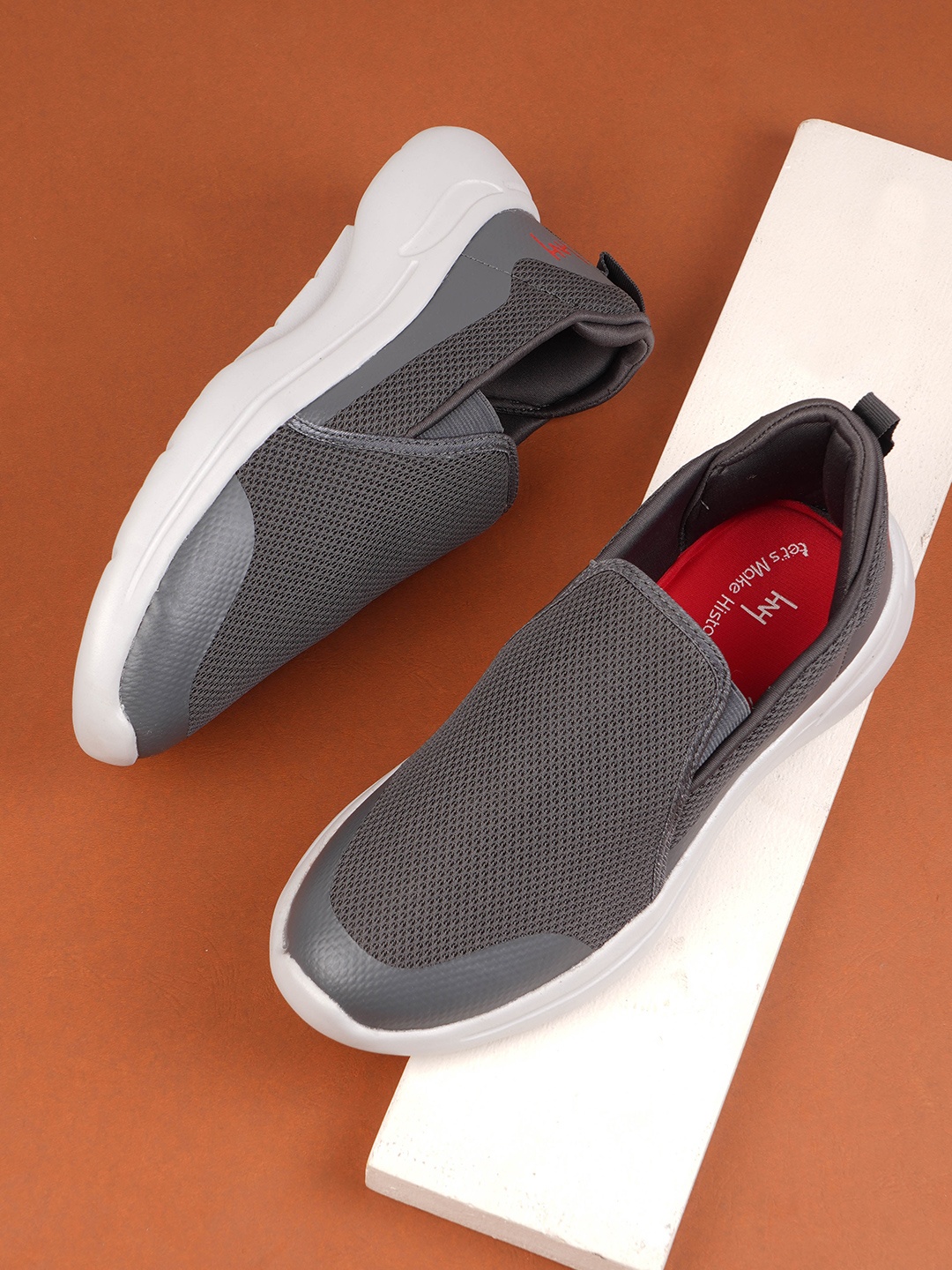 

Heris & Hemly Men Textured LSip On Running Shoes, Grey