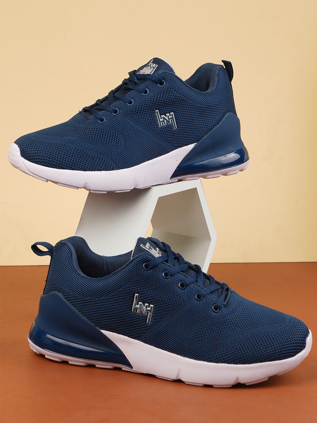 

Heris & Hemly Men Textured Flyknit Running Shoes, Blue