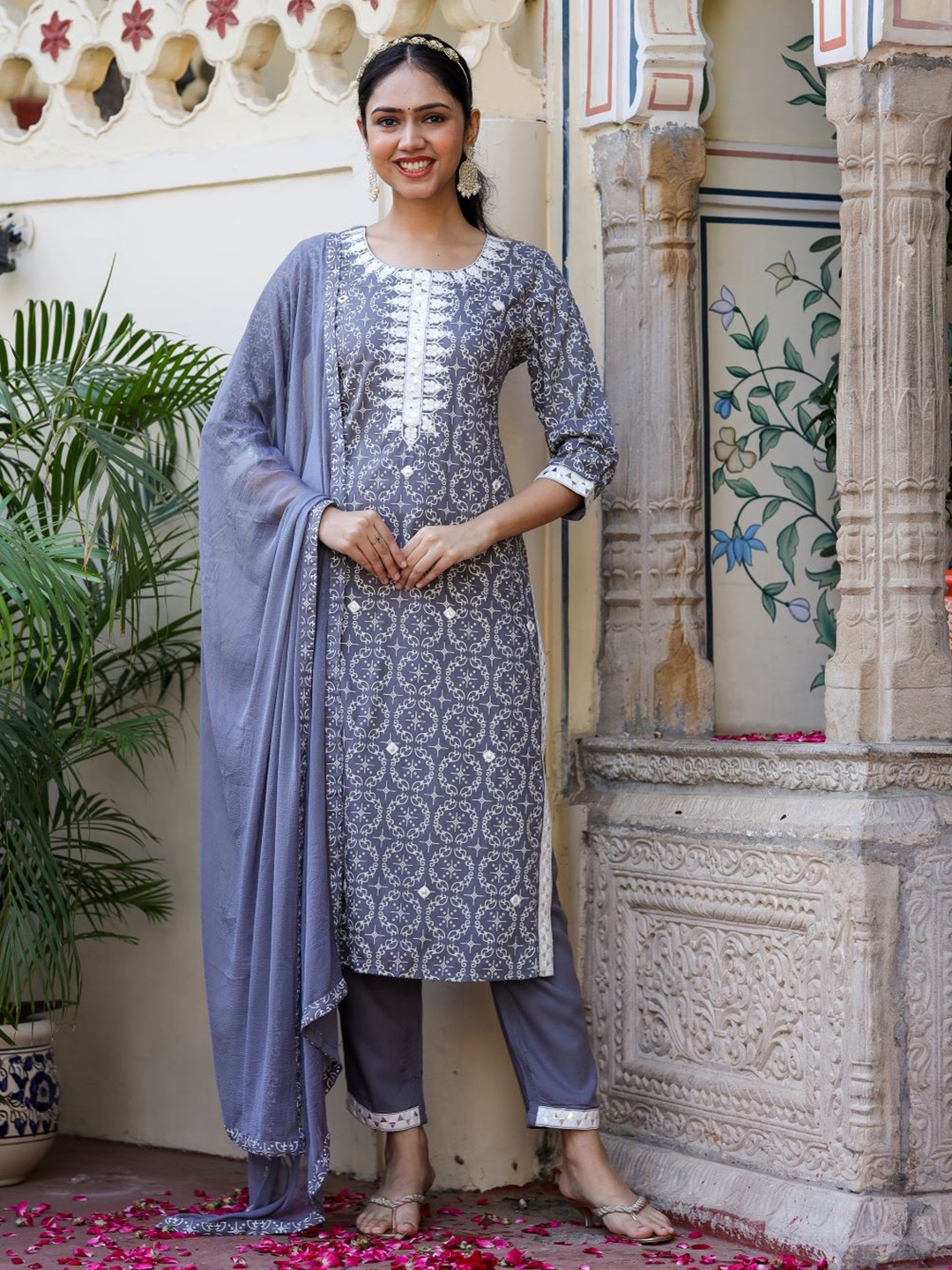 

Chandbaali Round Neck Printed Regular Thread Work Kurta Set, Blue