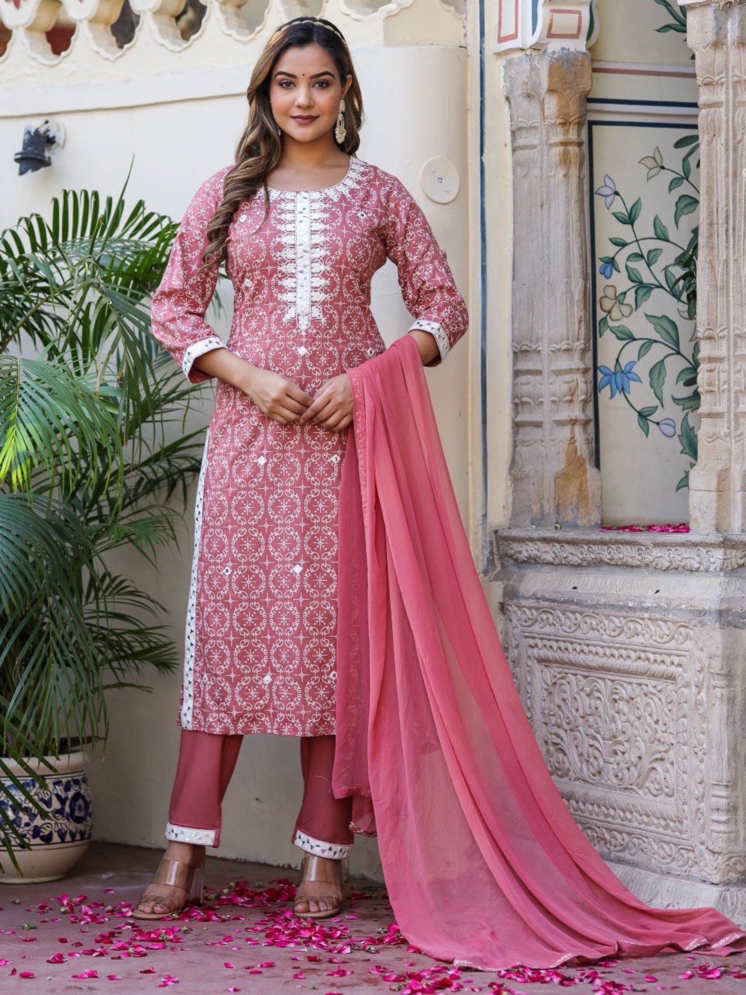 

Chandbaali Round neck Floral Embroidered Regular Thread Work Kurta Set, Pink