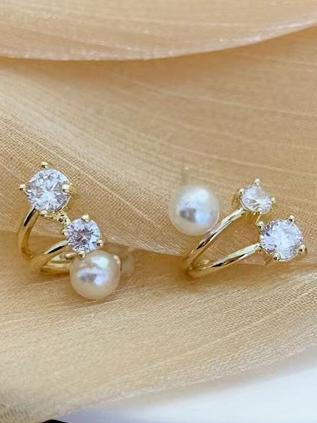 

VAGHBHATT Gold-Plated Artificial Stones-Studded Contemporary Studs Earrings