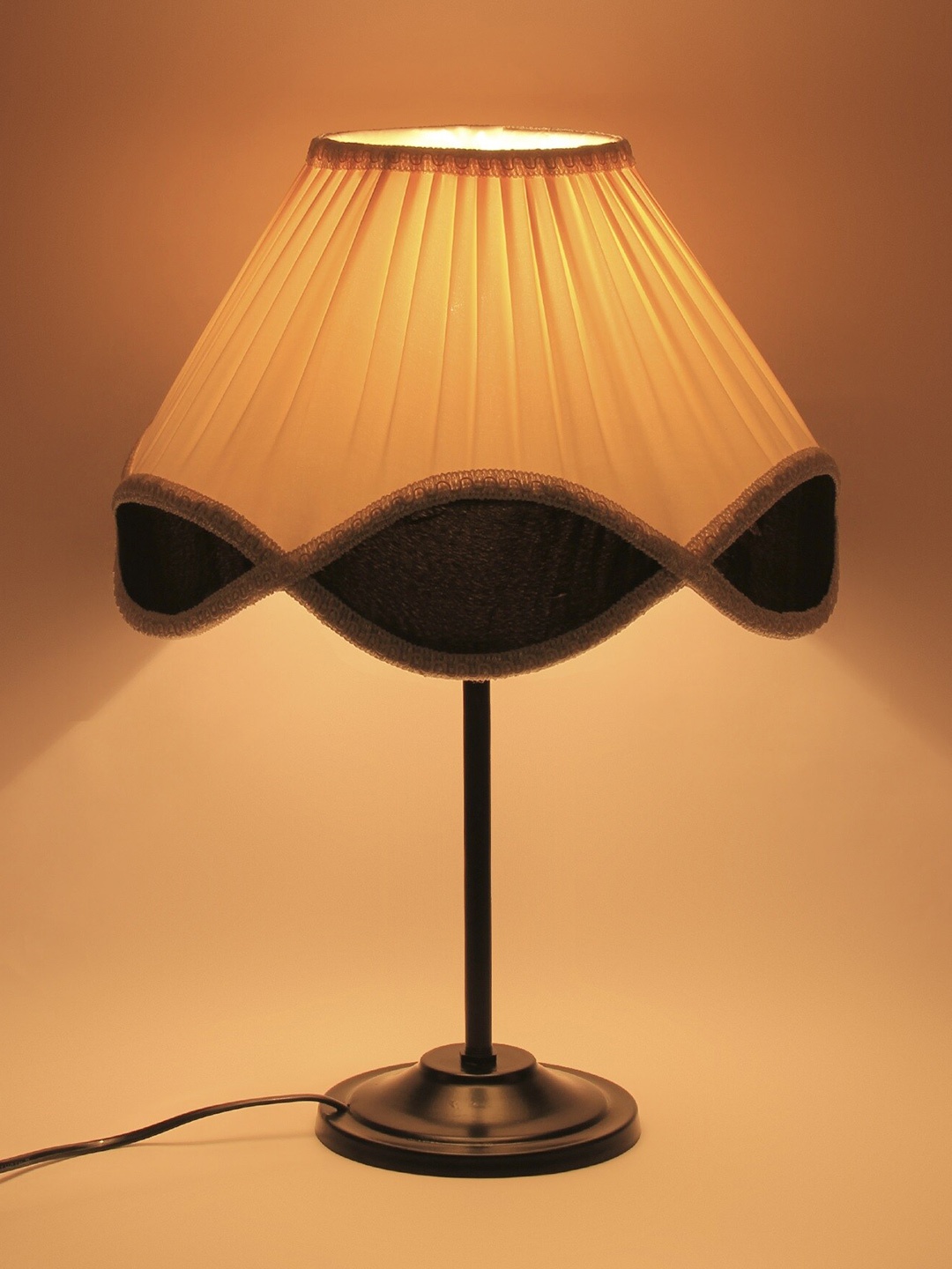 

Devansh Black & White Textured Wooden Table Lamp