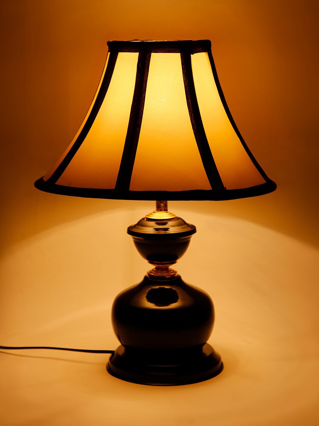 

Devansh White & Black Traditional Frustum Cotton & Iron Table Lamp