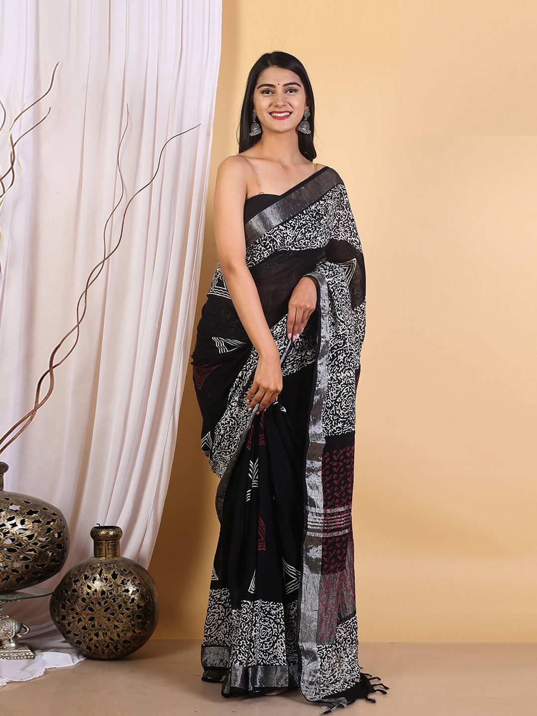 

PALLO LATKE Black & White Ethnic Motifs Zari Block Pure Cotton Printed Saree