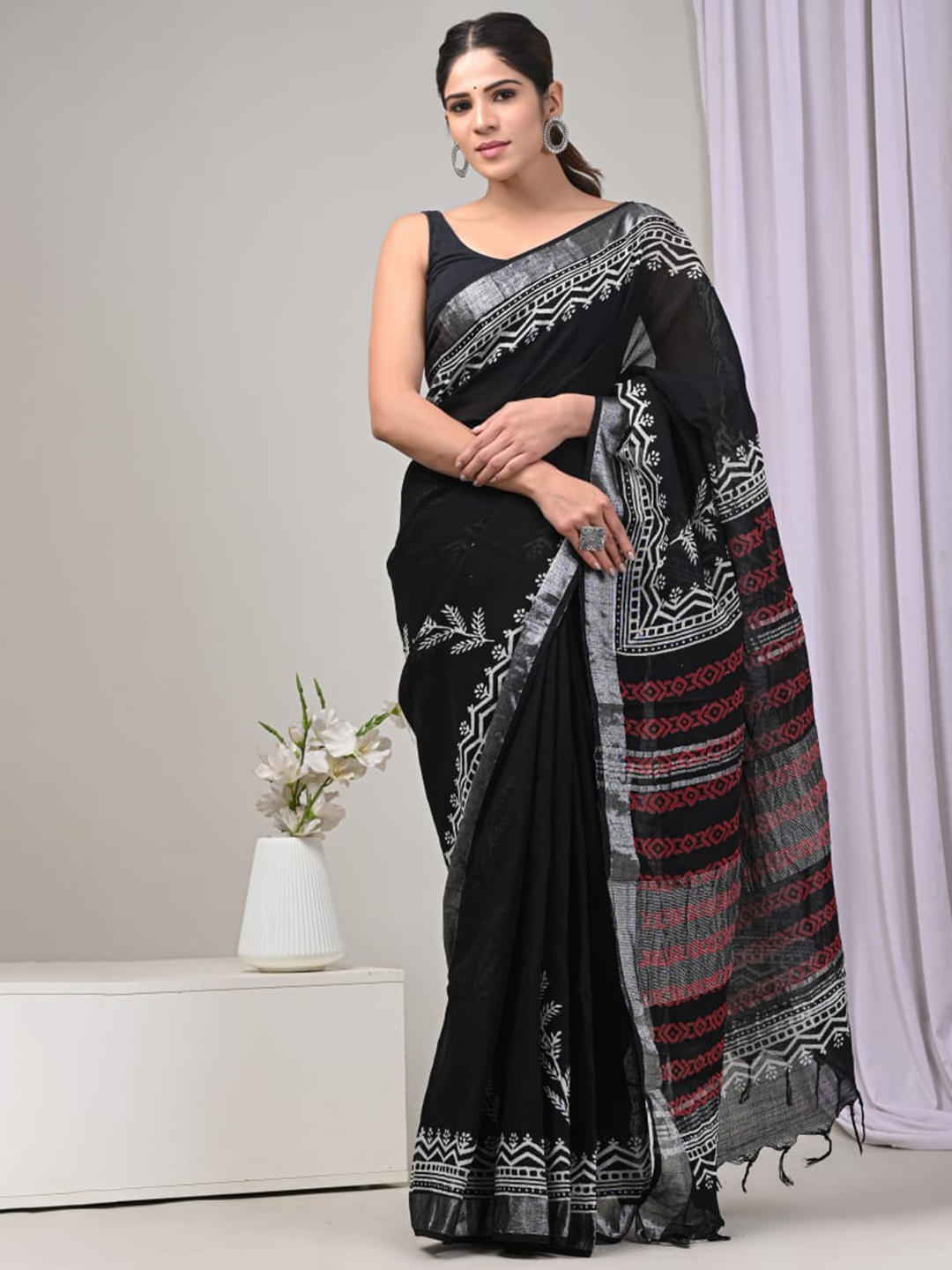 

PALLO LATKE Black & Red Dabu Zari Cotton Block Printed Saree