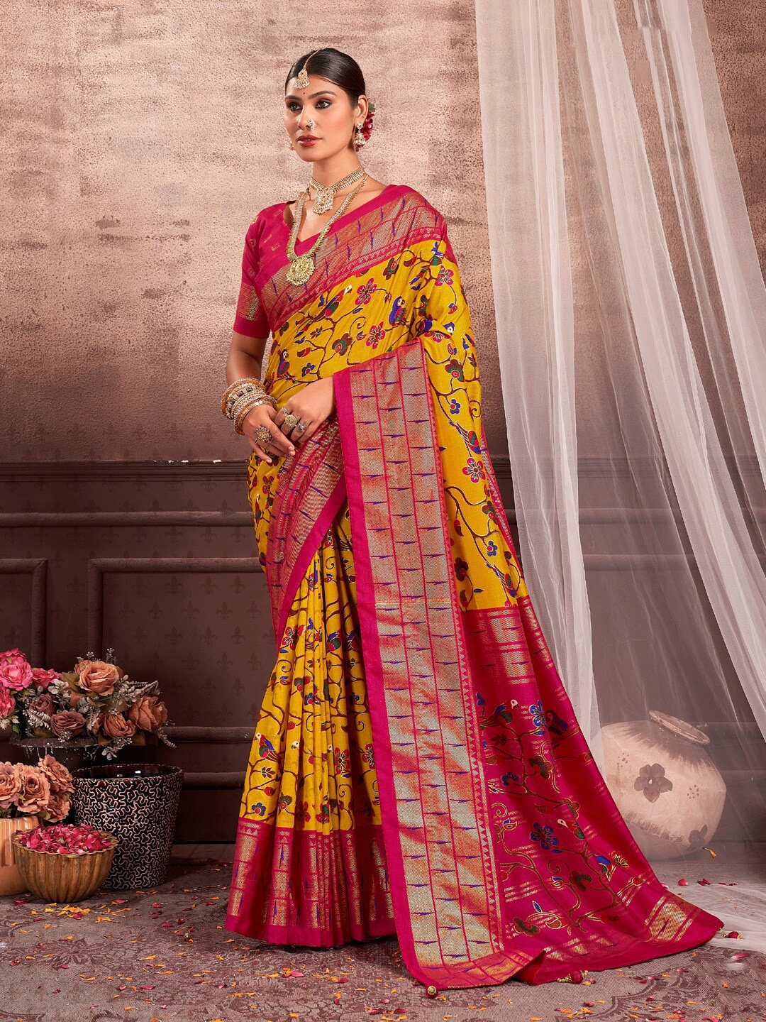

Mitera Floral Printed Zari Sungudi Saree, Yellow