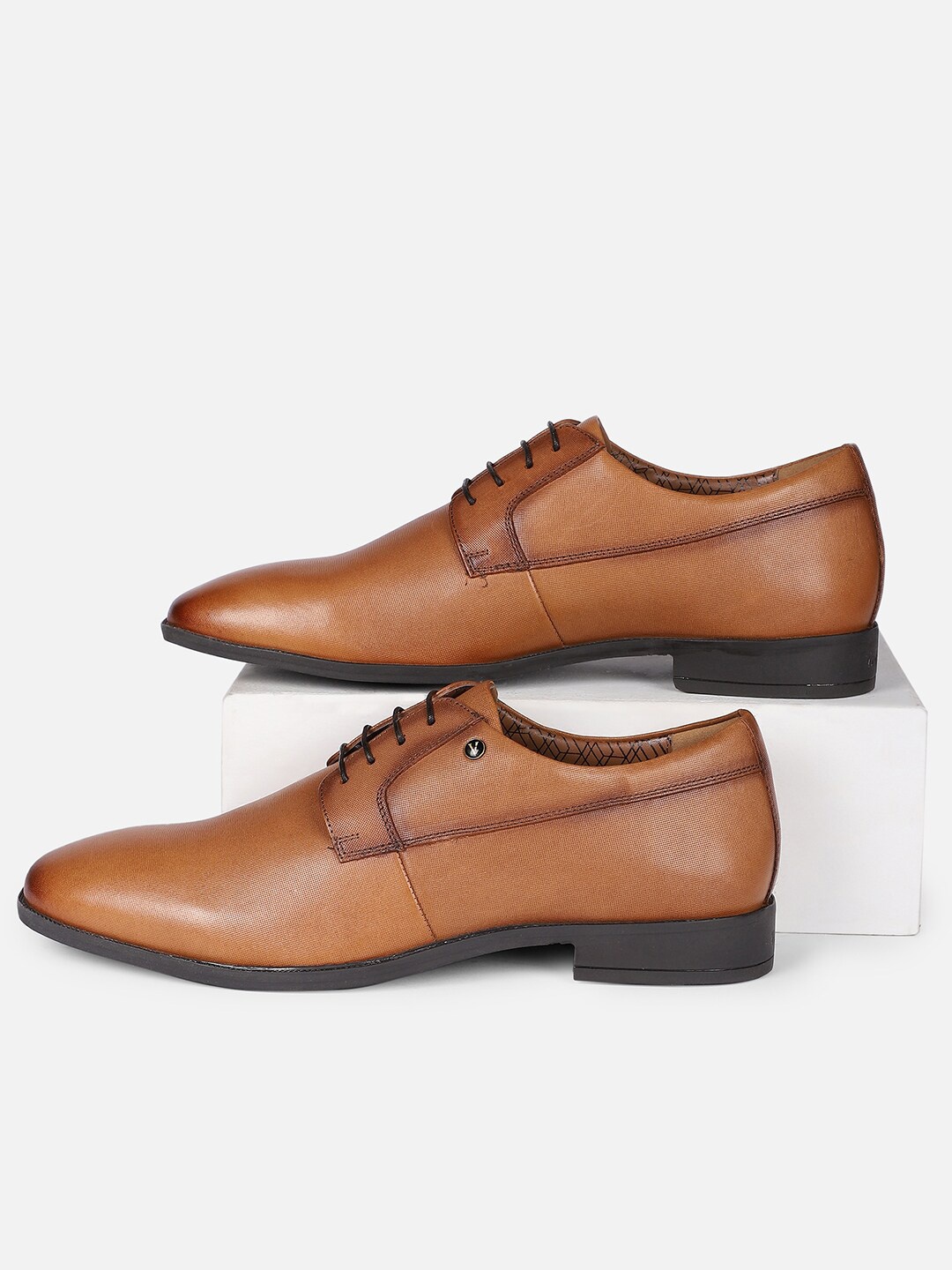 

Van Heusen Men Textured Leather Derbys, Brown