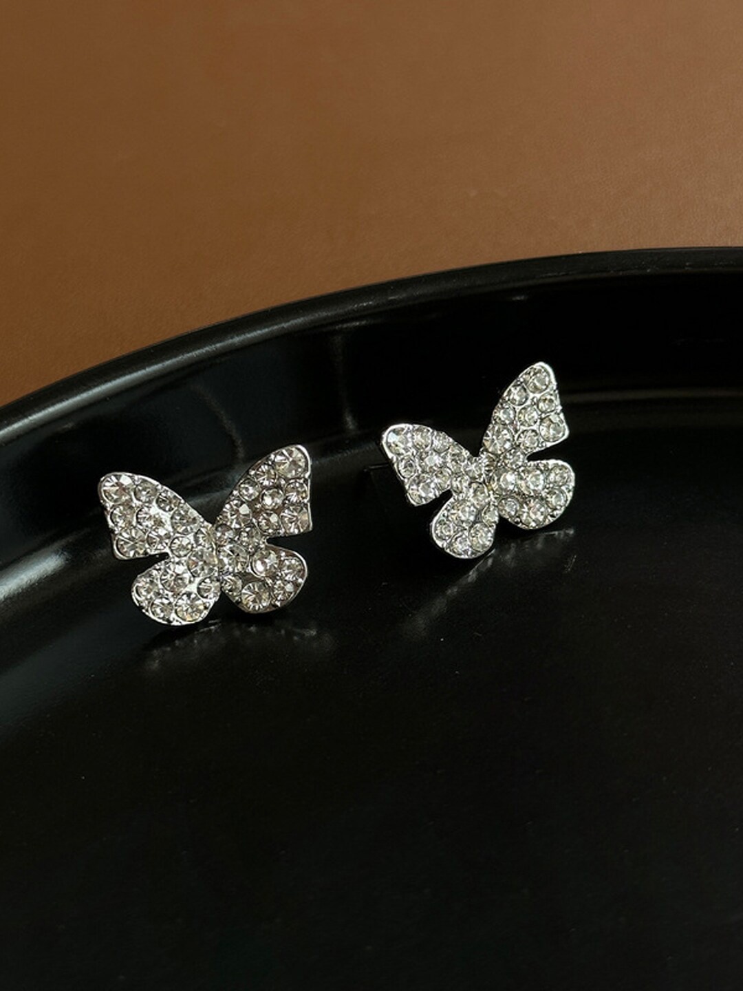 

VAGHBHATT Silver-Plated Animal Shaped Studs Earrings