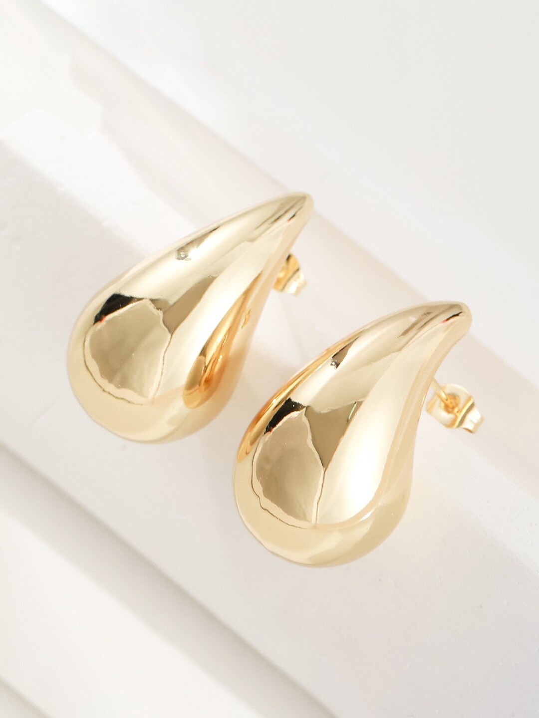 

VAGHBHATT Teardrop Shaped Gold-Plated Studs Earrings