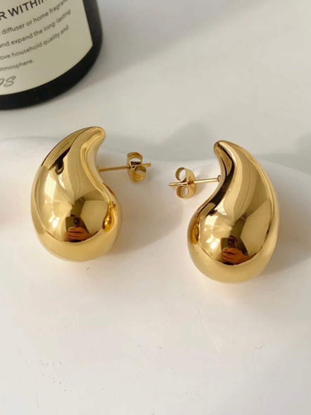 

VAGHBHATT Teardrop Shaped Gold-Plated Studs Earrings
