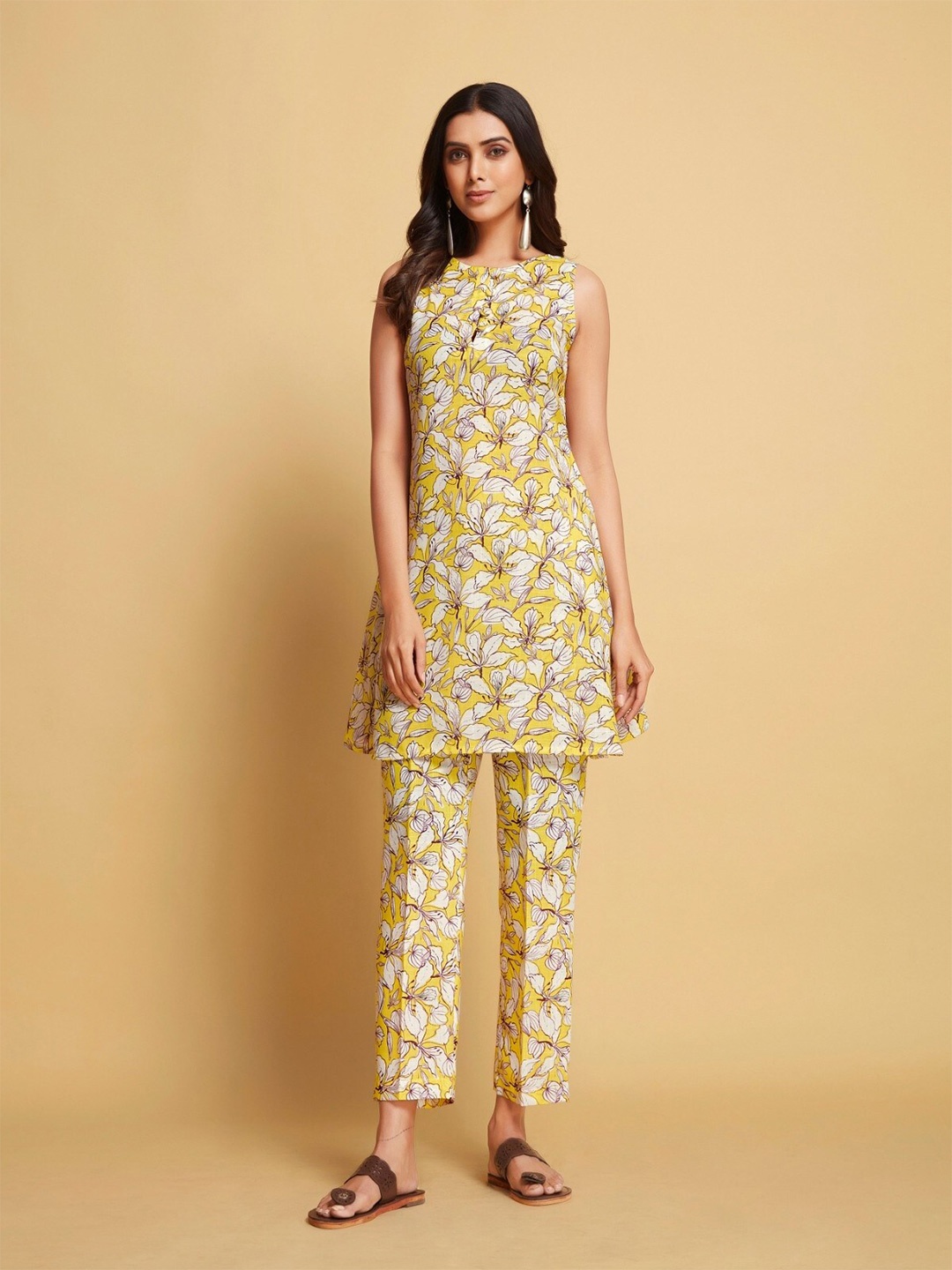 

Anubhutee Floral Printed Round Neck Sleeveless Pure Cotton Kurta with Trousers, Yellow