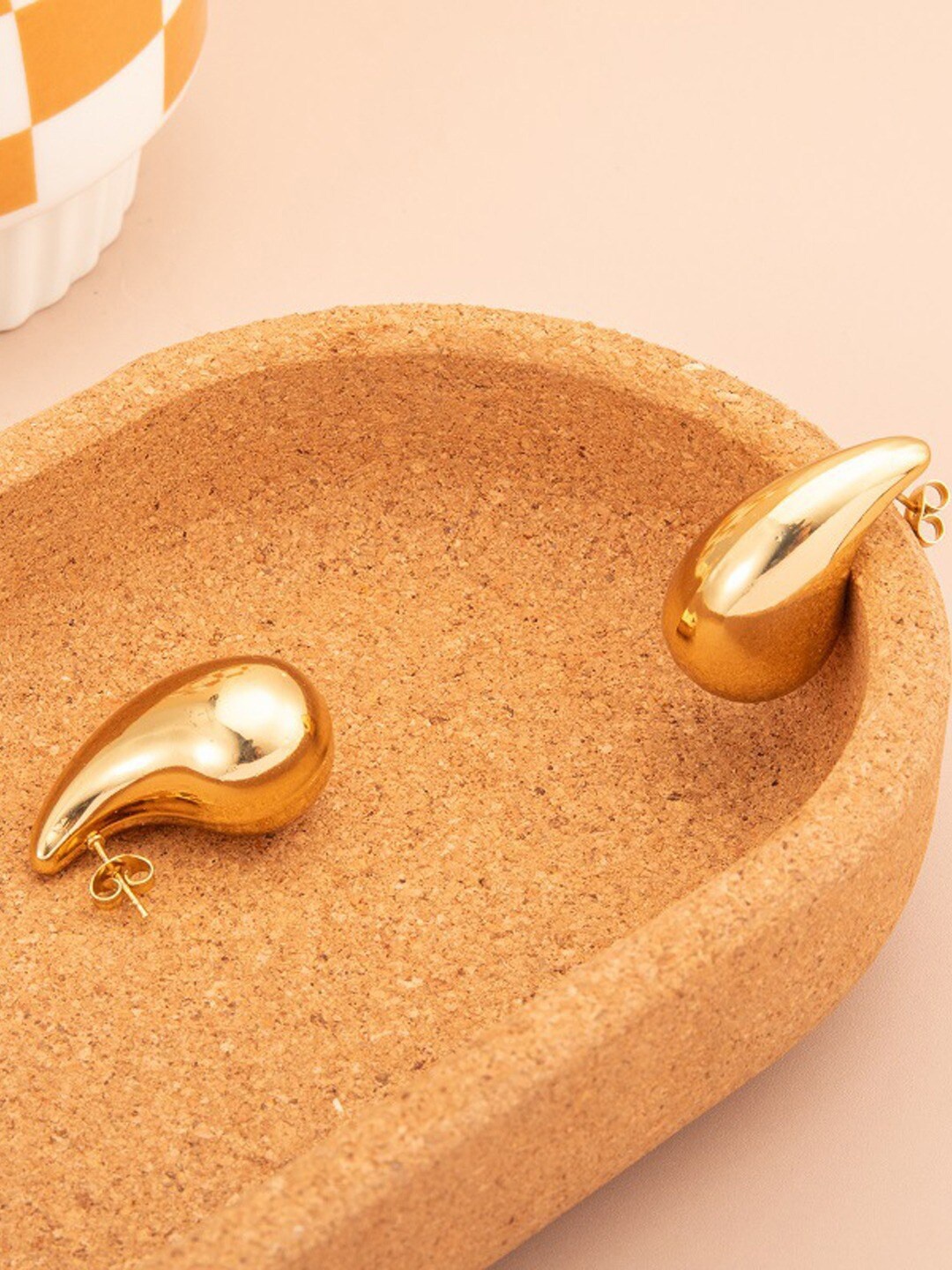 

FIMBUL Gold-Plated Stainless Steel Teardrop Shaped Stud Earrings