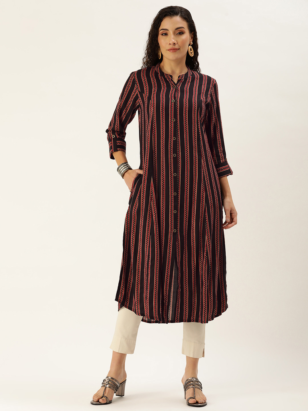 

AMUKTI Geometric Printed Mandarin Collar Roll-Up Sleeves Kurta, Black