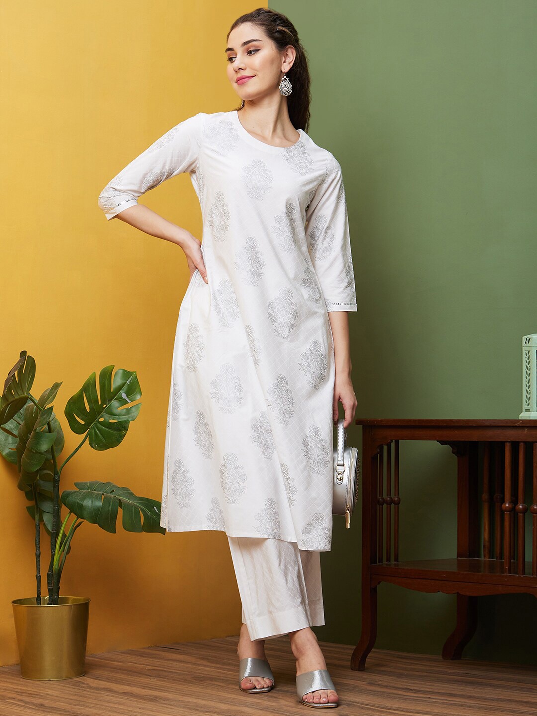 

Globus White Floral Printed Round Neck Straight Kurta With Trouser
