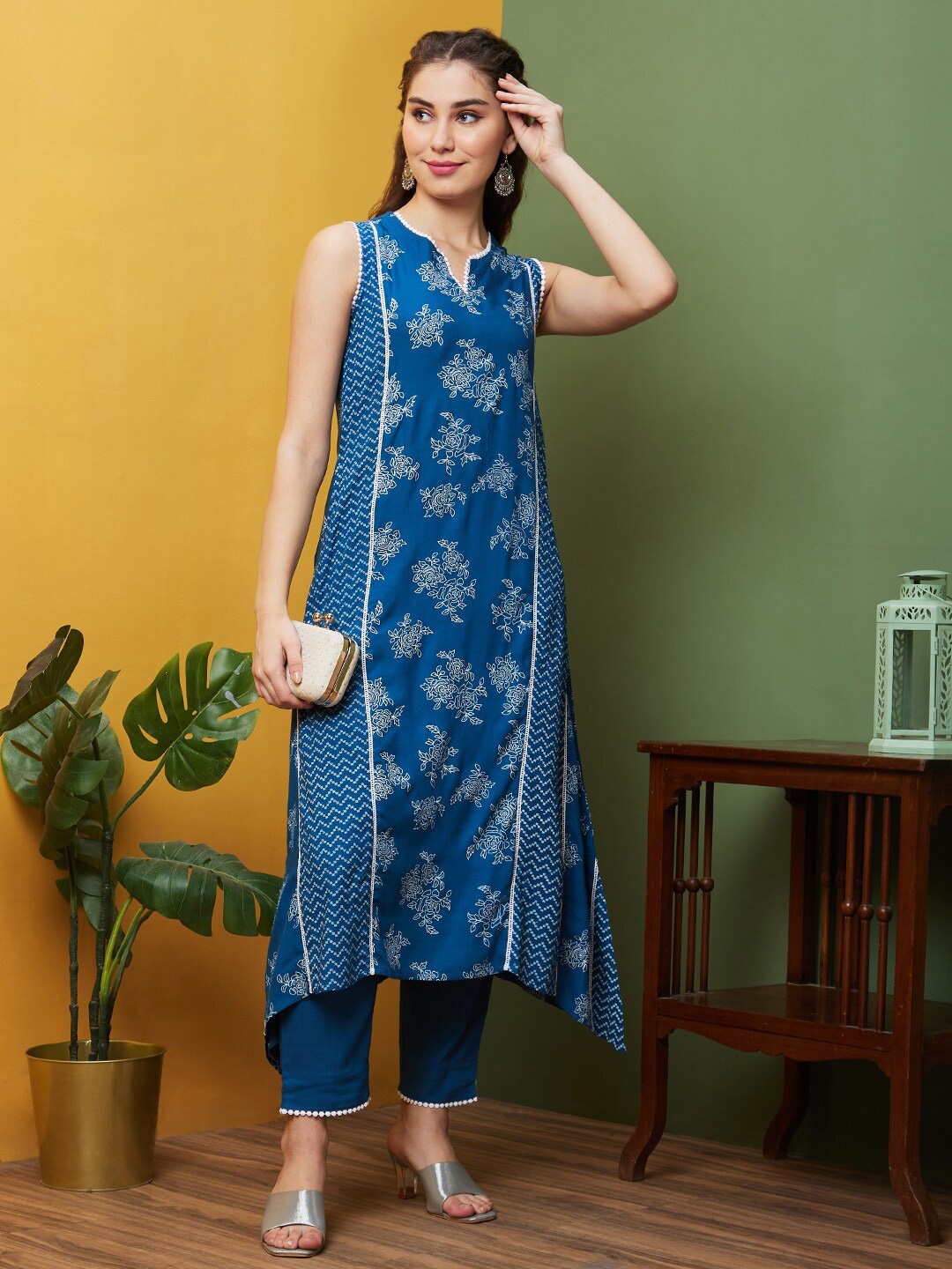 

Globus Floral Printed A Line Kurta & Trouser Set, Blue