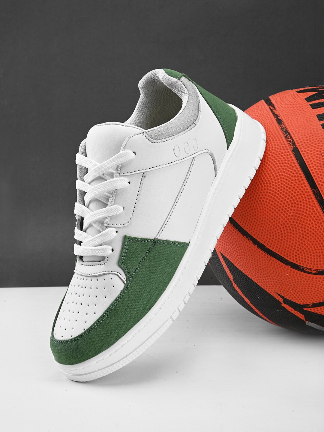 

The Roadster Lifestyle Co. Men Colourblocked Lightweight Sneakers, Green