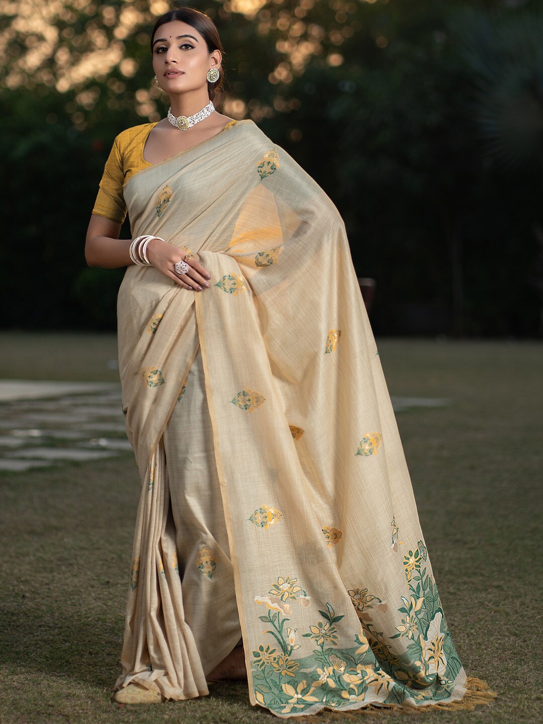 

GAJARAI Floral Printed Modal Silk Saree, Yellow