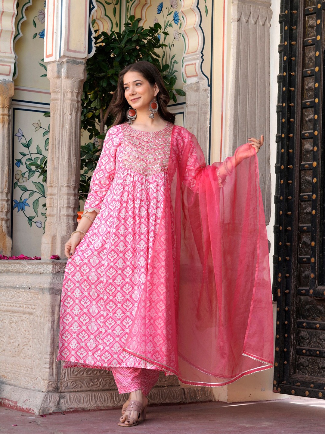 

SAABHI Floral Printed Regular Thread Work Kurta with Palazzos & With Dupatta, Pink