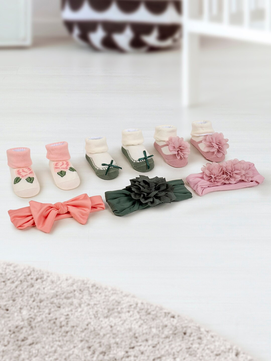 

Baby Moo Girls Set of 6 Hairbands And Socks, Pink