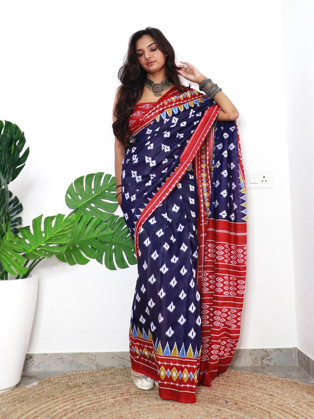 

RADHA LAKSHMI Geometric Printed Pure Cotton Ikat Saree, Navy blue