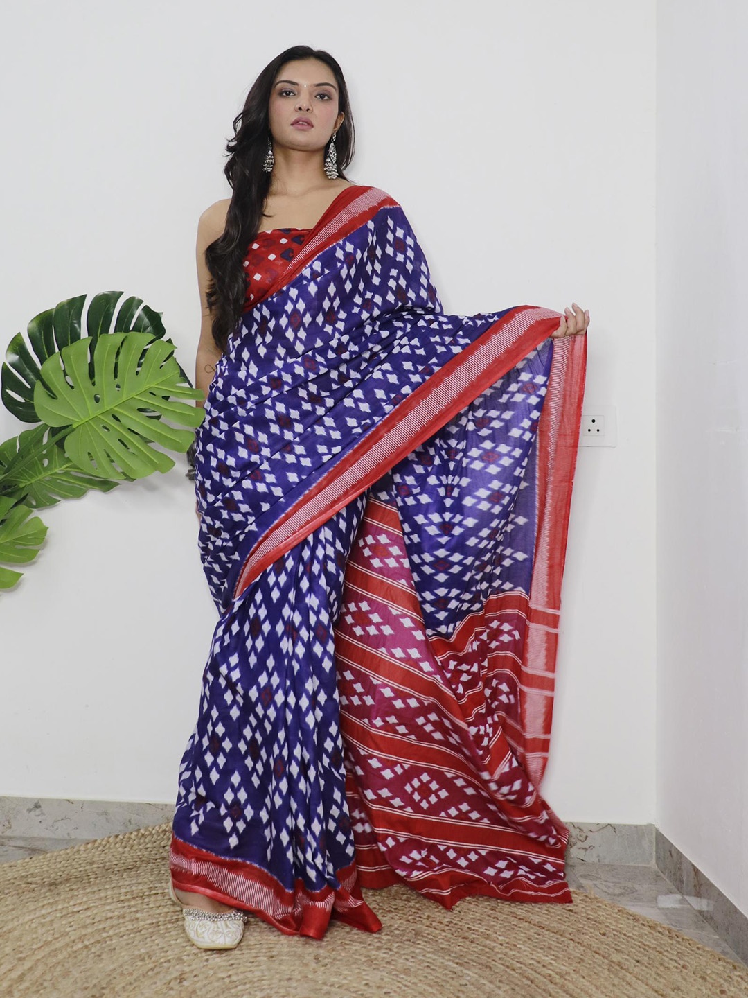 

RADHA LAKSHMI Ethnic Motifs Printed Printed Pure Cotton Ikat Saree, Navy blue