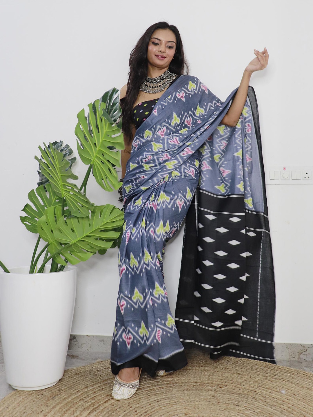 

RADHA LAKSHMI Pure Cotton Ikat Saree, Grey
