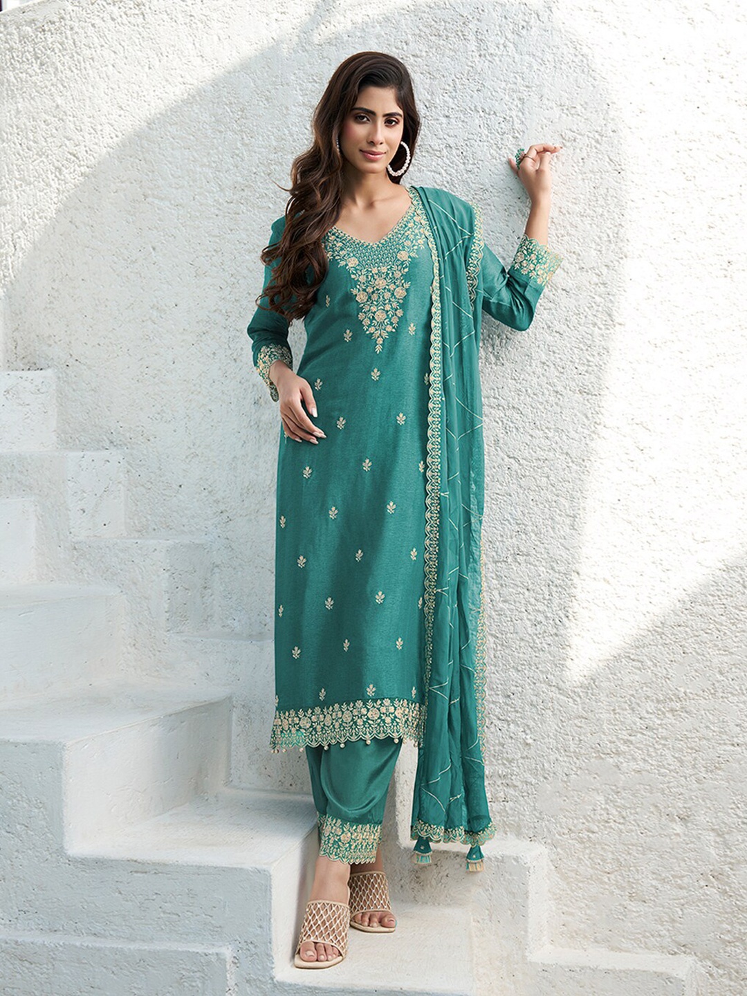 

Seerat Ethnic Motifs Embroidered Regular Thread Work Pure Silk Kurta Set, Green