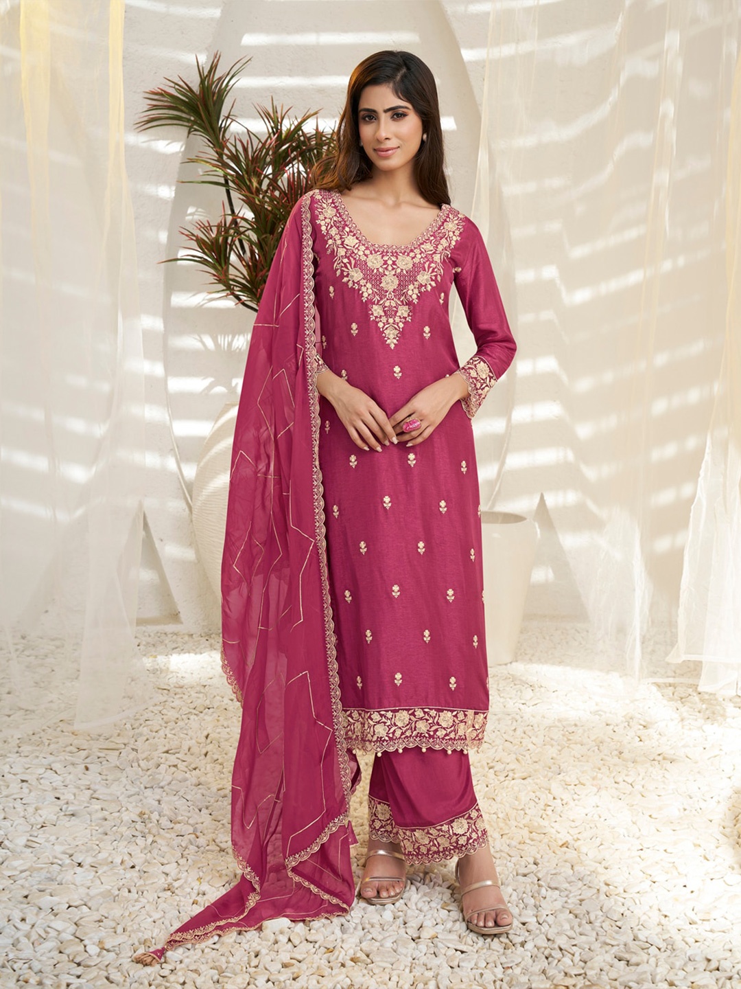 

Seerat Round Neck Ethnic Motifs Embroidered Regular Thread Work Pure Silk Kurta, Magenta