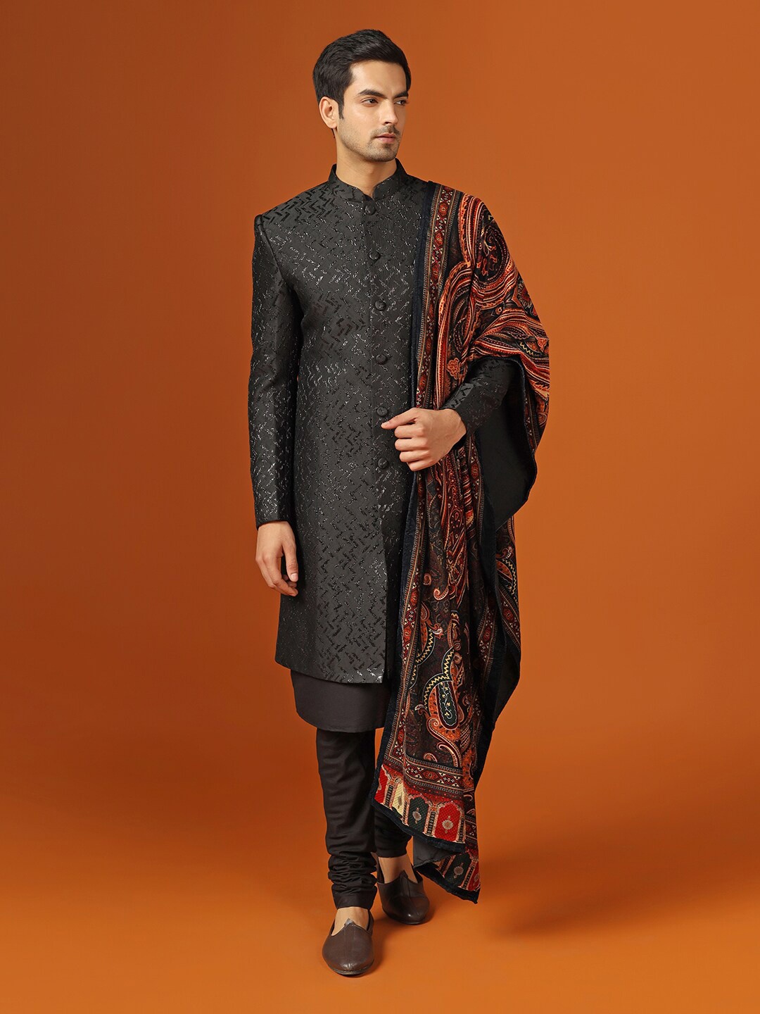 

KISAH Men Self Design Mandarin Collar Indowestern Sherwani Set With Dupatta, Black