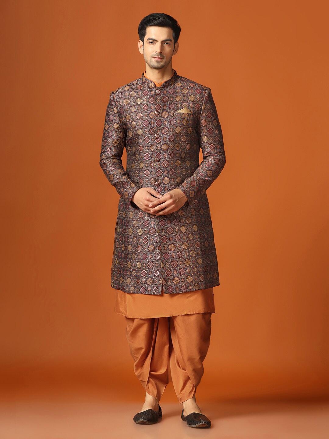 

KISAH Men Ethnic Motifs Woven Design Mandarin Collar Indowestern Sherwani Set, Maroon