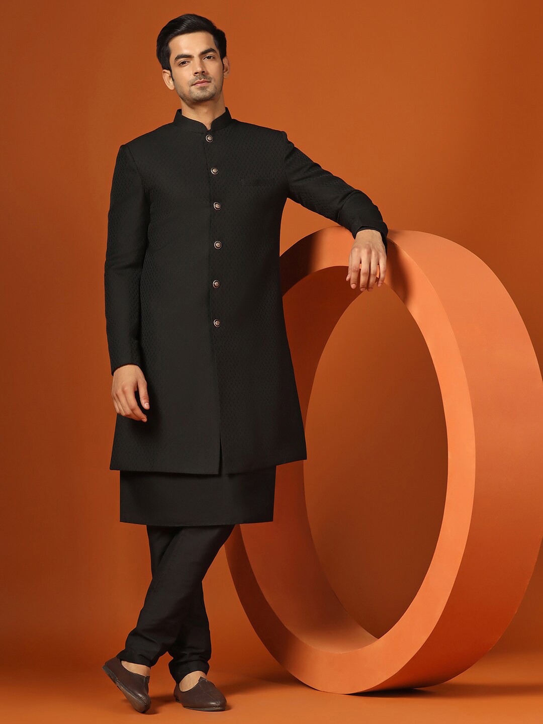 

KISAH Men Paisley Mandarin Collar Woven Design Indowestern Sherwani Set, Black