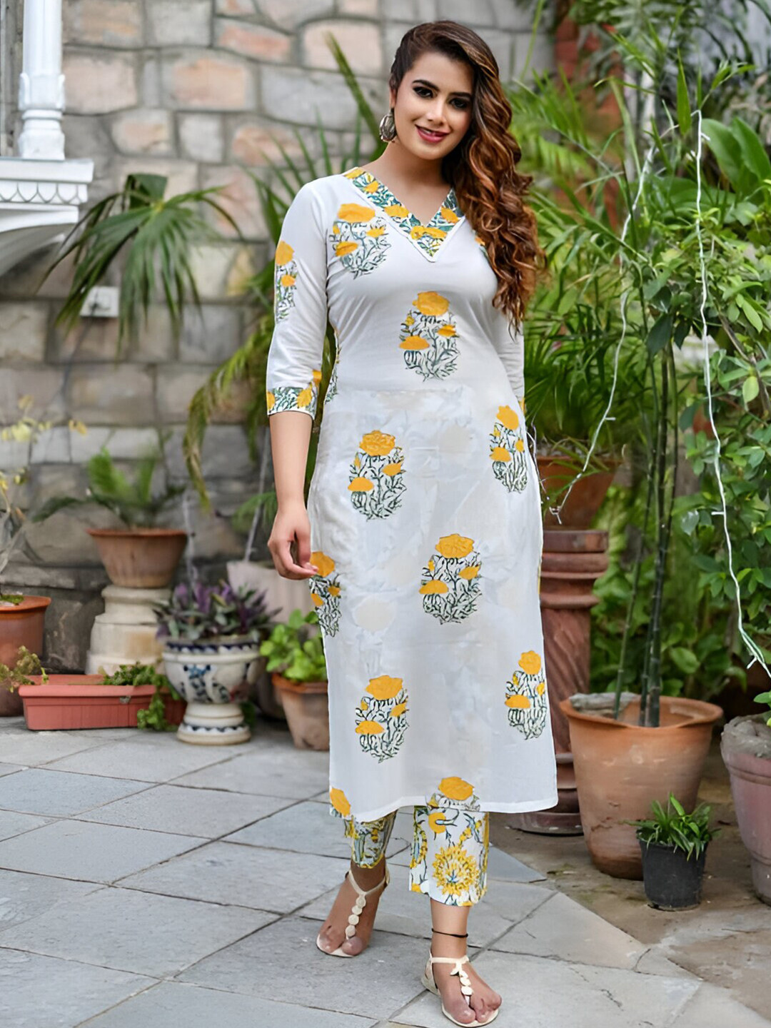 

BAESD Floral Printed V Neck Three-Quarter Sleeves Thread Work Kurta Set, Yellow