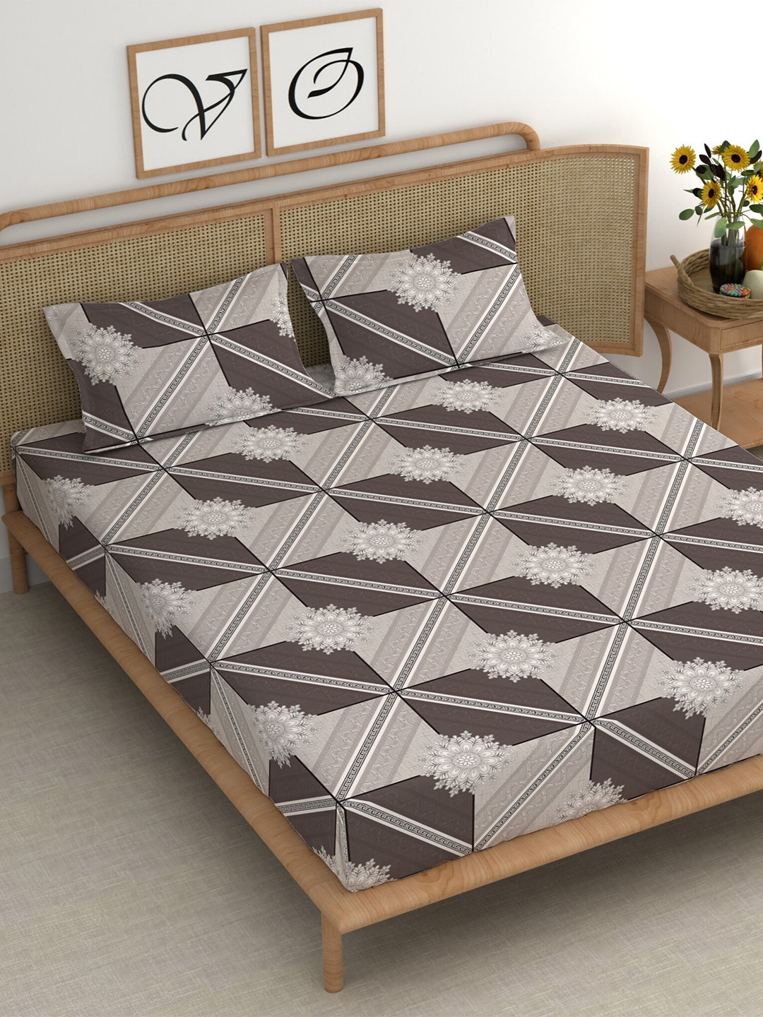 

CHHAVI INDIA Grey & White Geometric 210 TC King Bedsheet with 2 Pillow Covers