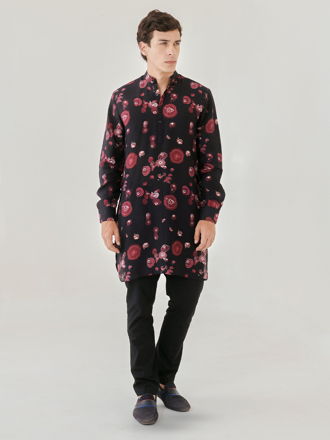

QB MEN Floral Printed Mandarin Collar Long Sleeves Silk Kurta, Black