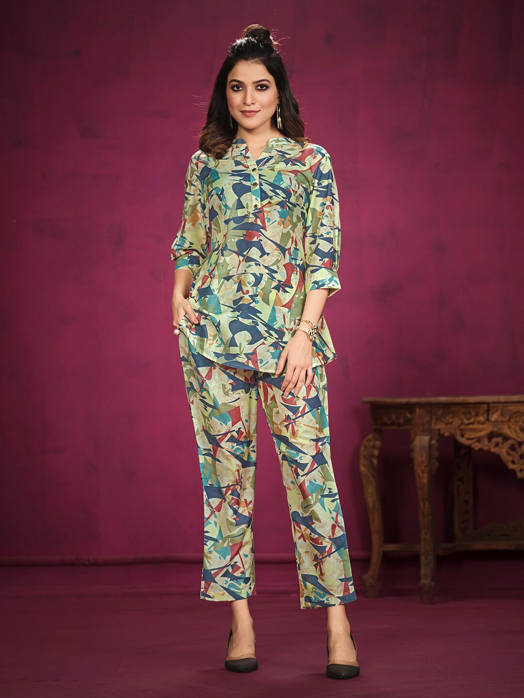 

NAINVISH Abstract Printed V-Neck Top With Mid-Rise Trouser, Green